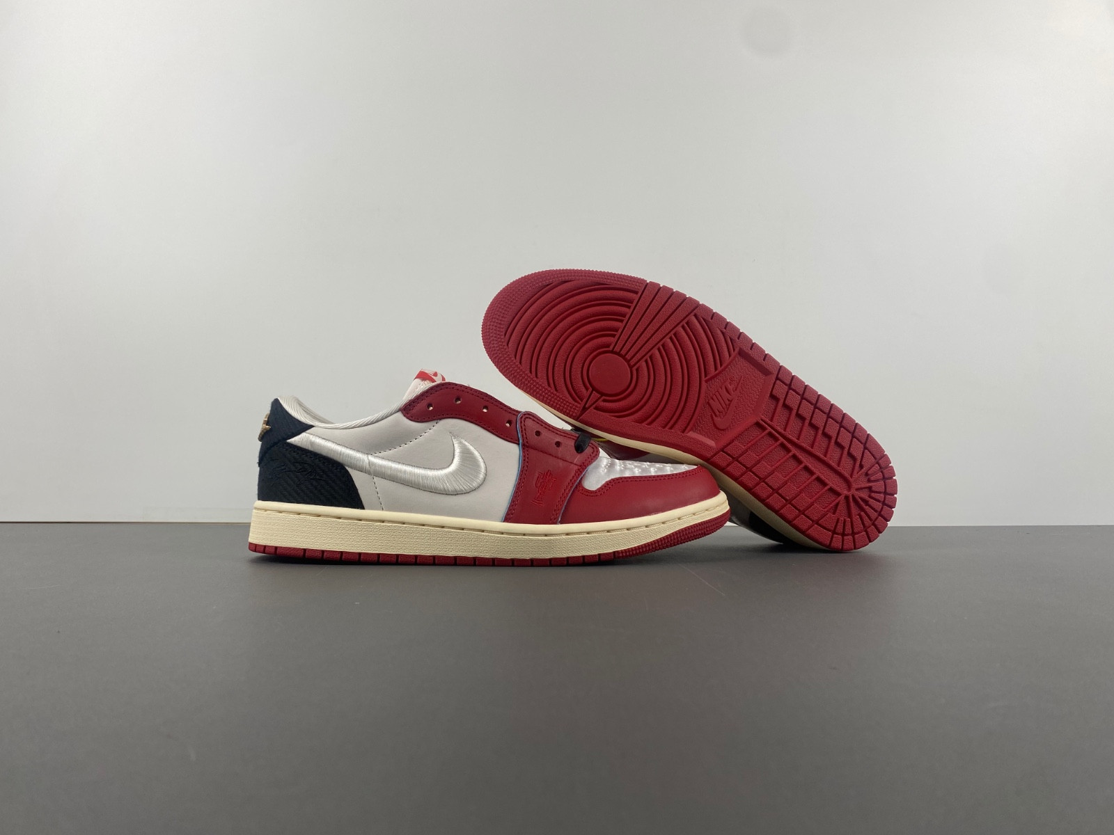 trophy room x air jordan 1 low og "home" hv6157-100