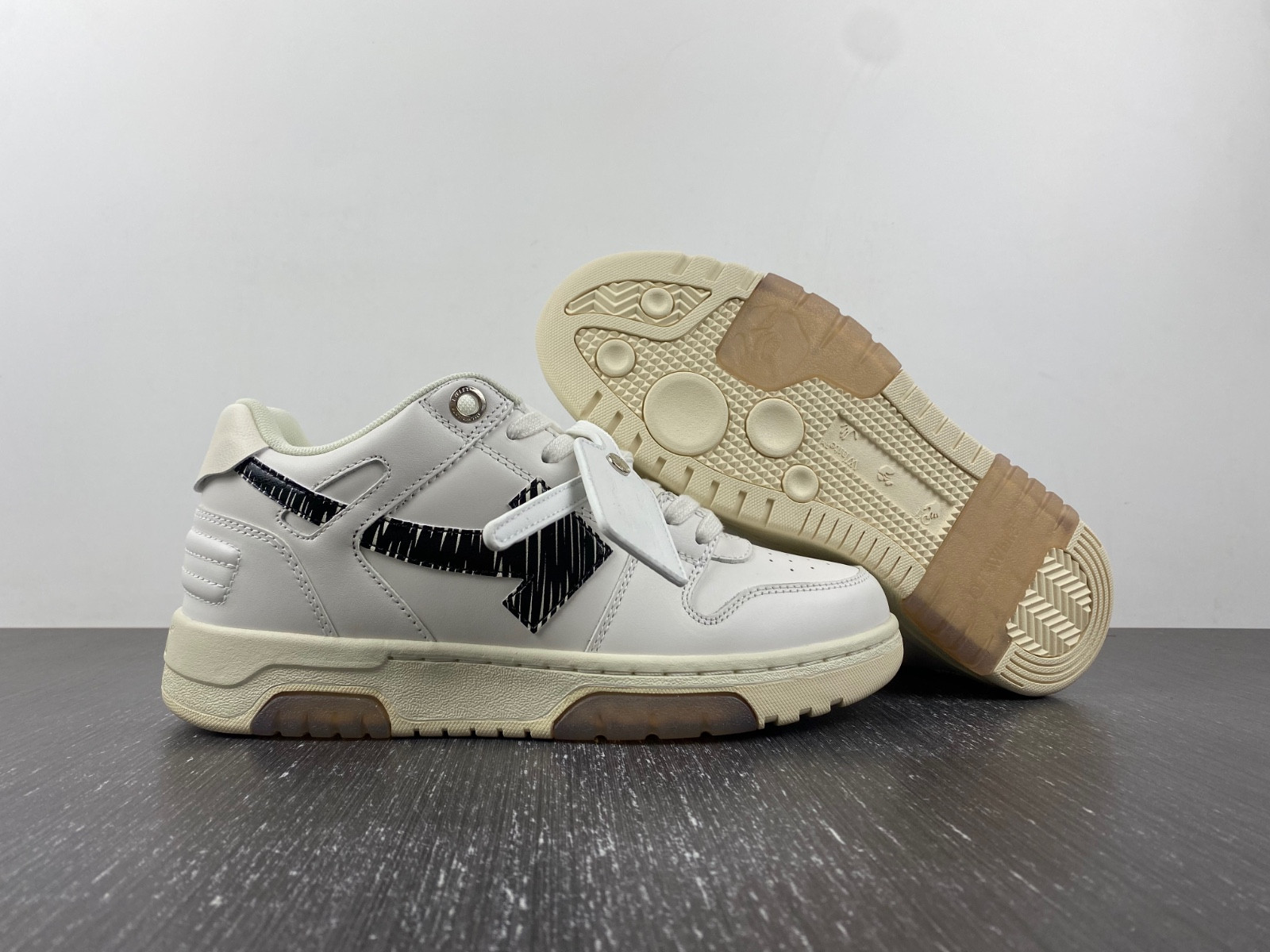 of™ c/o virgil abloh out of office low-top leather sneakers ‘ooo“