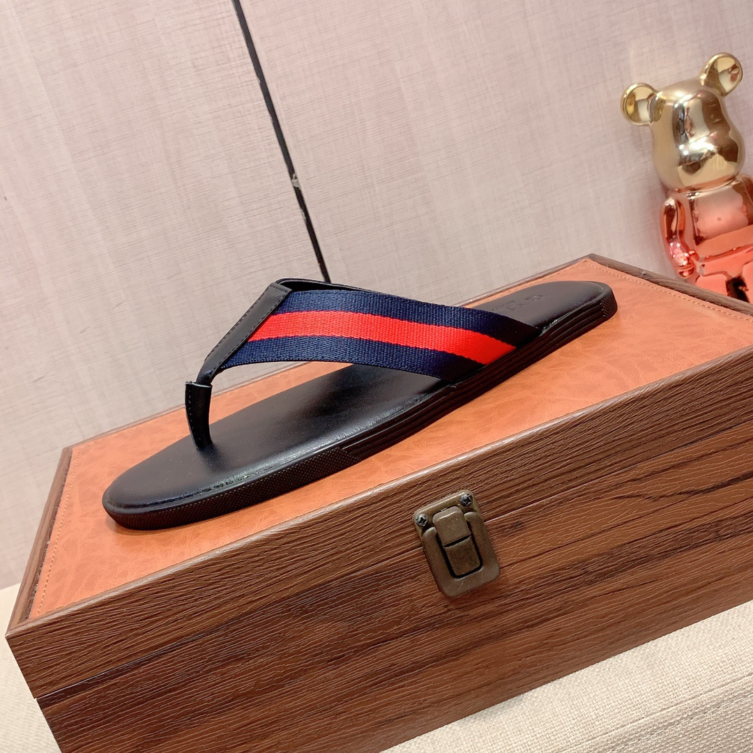 G*u*i sandals