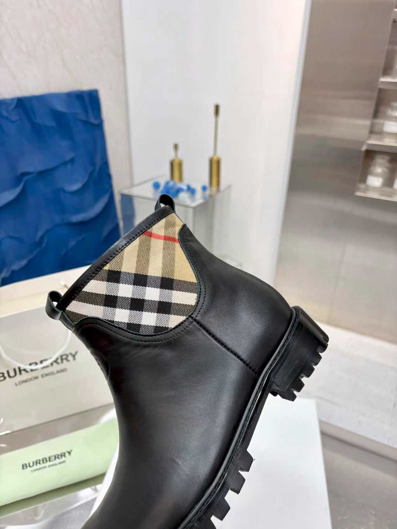 Bv*b*rry Sneaker