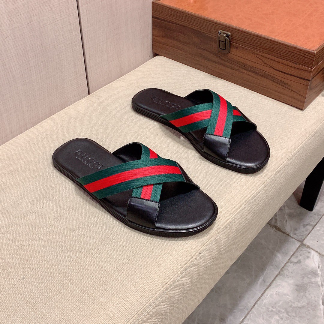G*u*i sandals