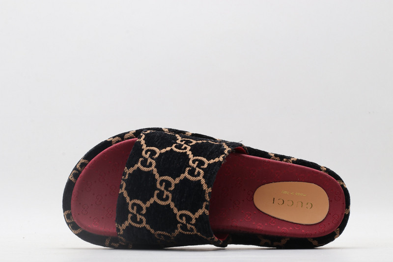 g*u*i sandals