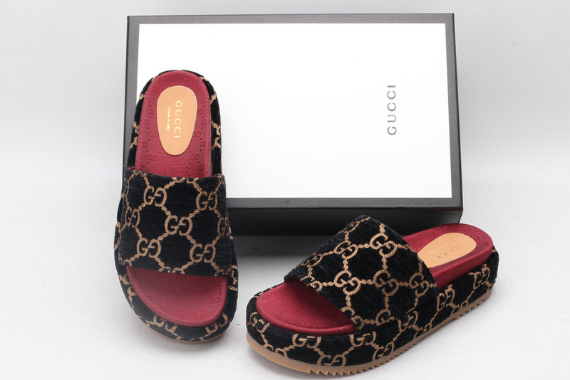 g*u*i sandals
