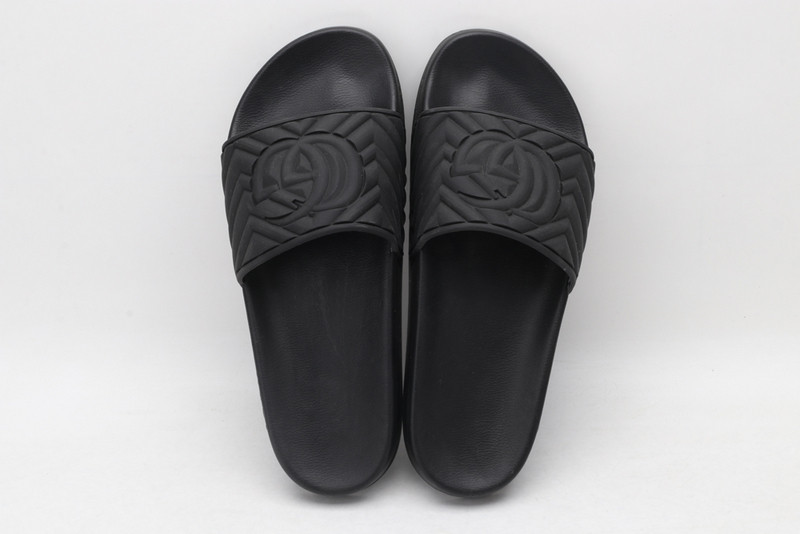 g*u*i sandals