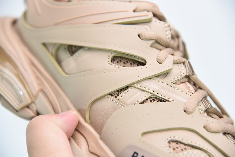 bc track sneaker