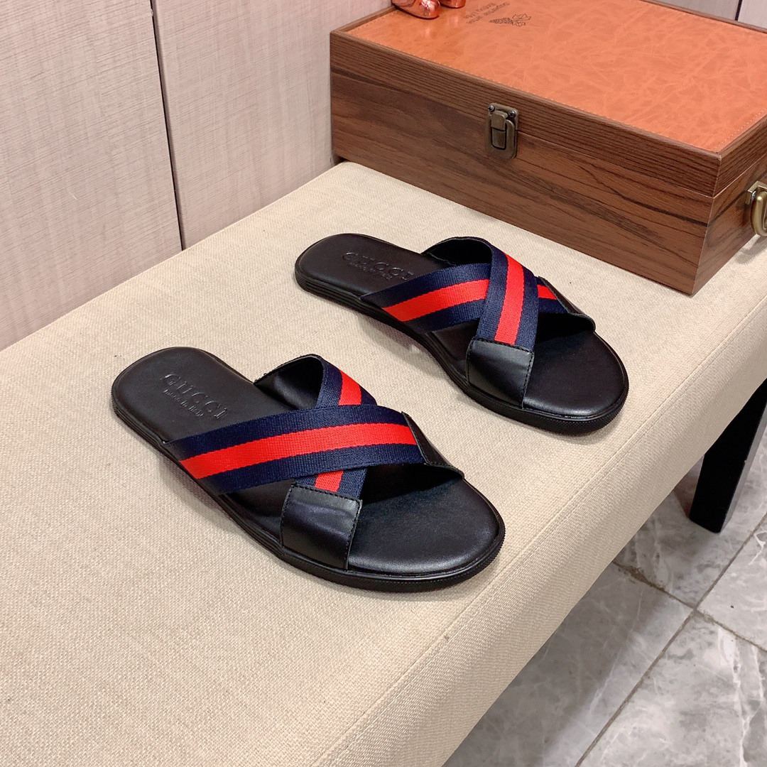 G*u*i sandals