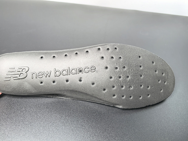 NEW BALANCE SNEAKER
