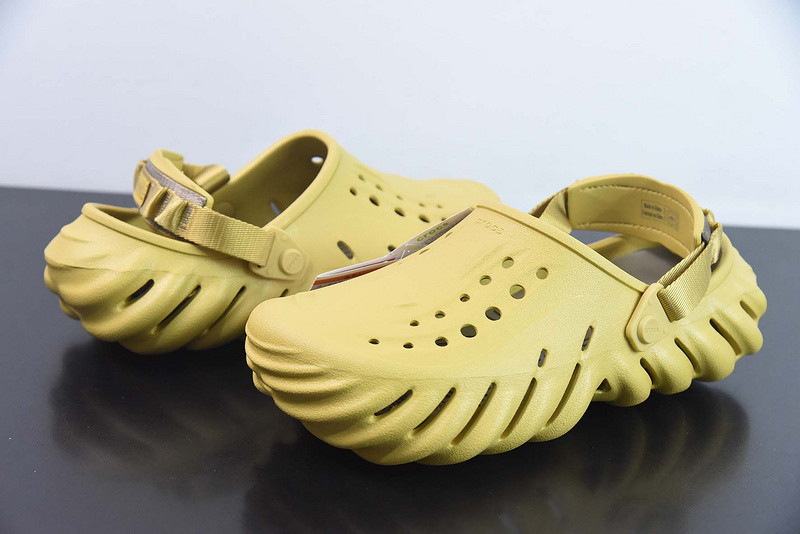 crocs echo clog desert grass