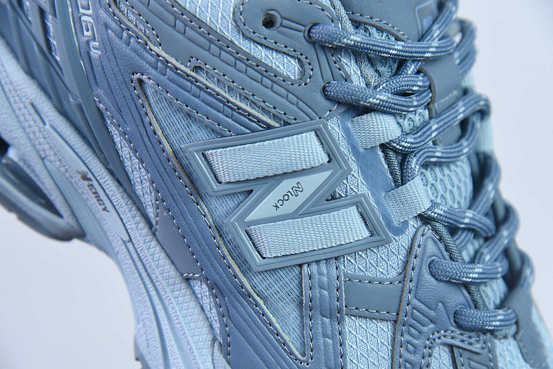NEW BALANCE SNEAKER
