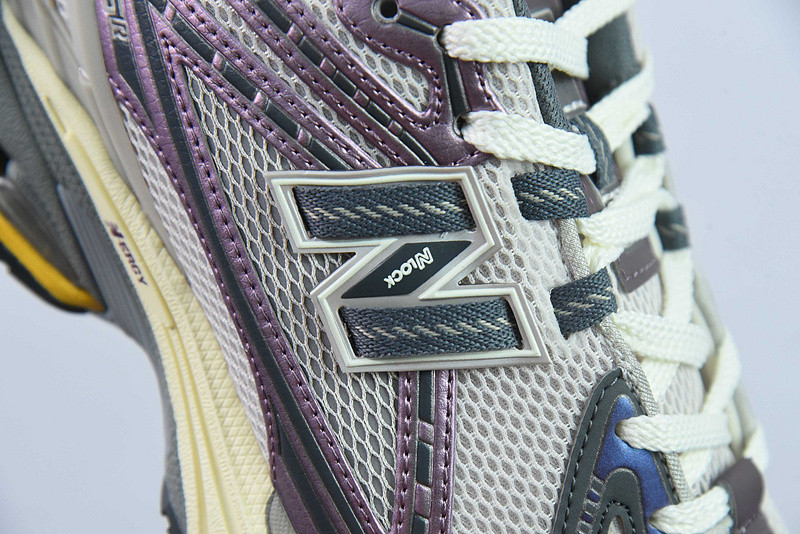 NEW BALANCE SNEAKER