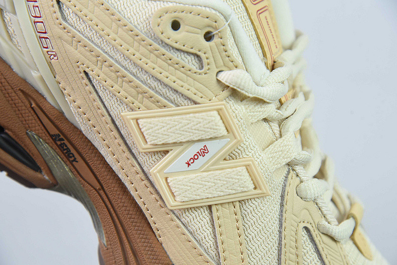 NEW BALANCE SNEAKER