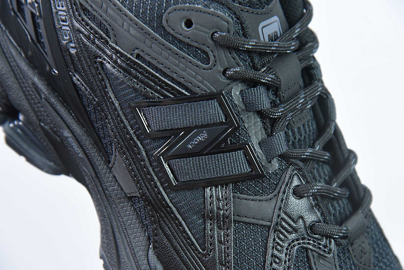NEW BALANCE SNEAKER