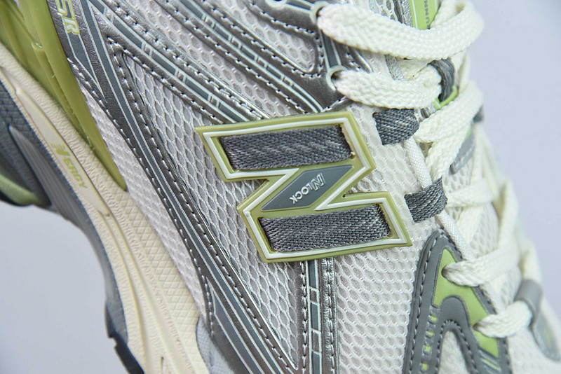 NEW BALANCE SNEAKER