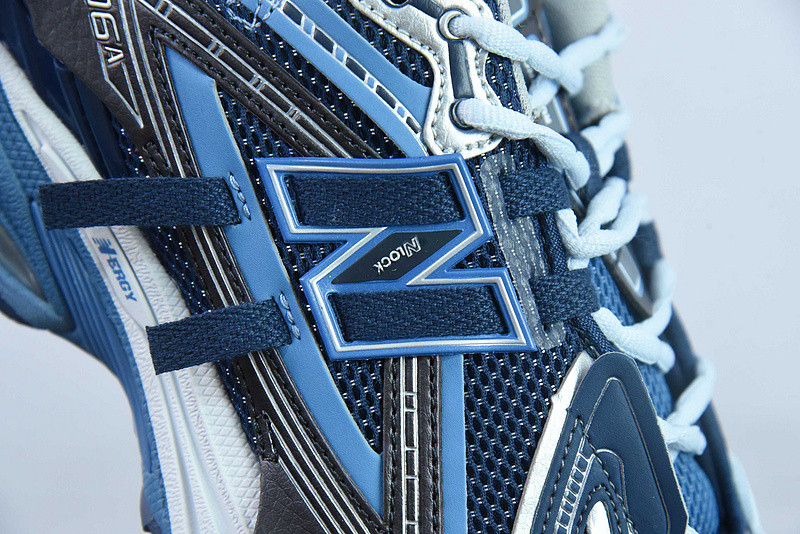 NEW BALANCE SNEAKER