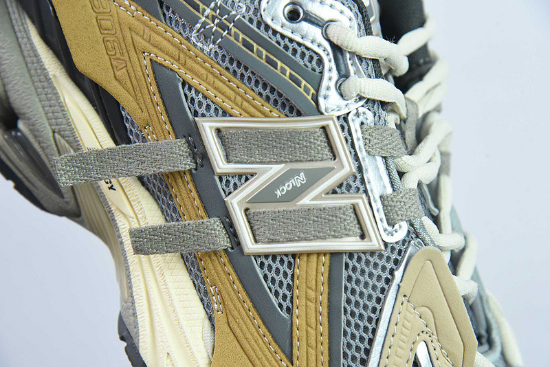 NEW BALANCE SNEAKER