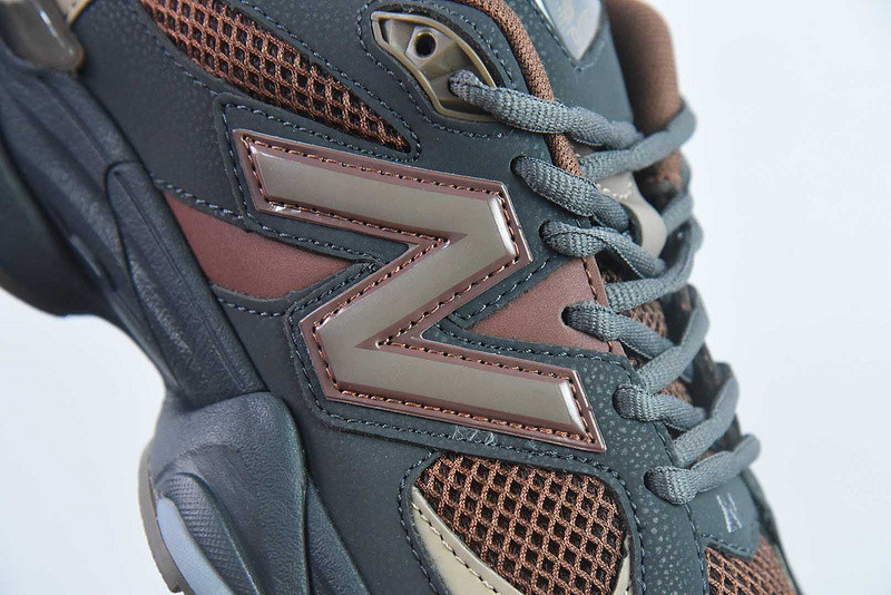 NEW BALANCE SNEAKER