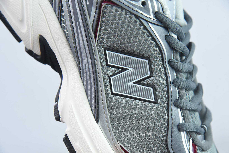 NEW BALANCE SNEAKER