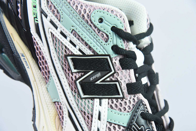 NEW BALANCE SNEAKER