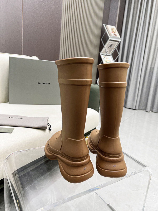 crocs™ boot in beige