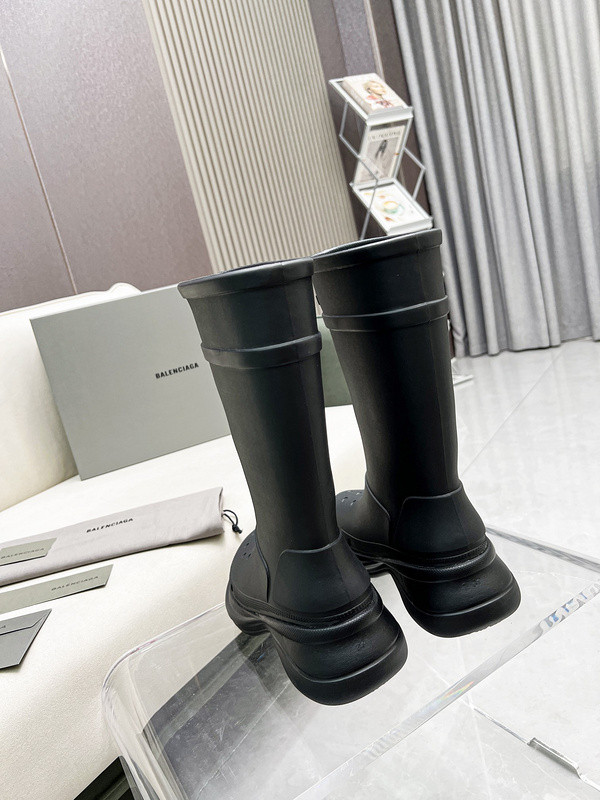 crocs™ boot in black