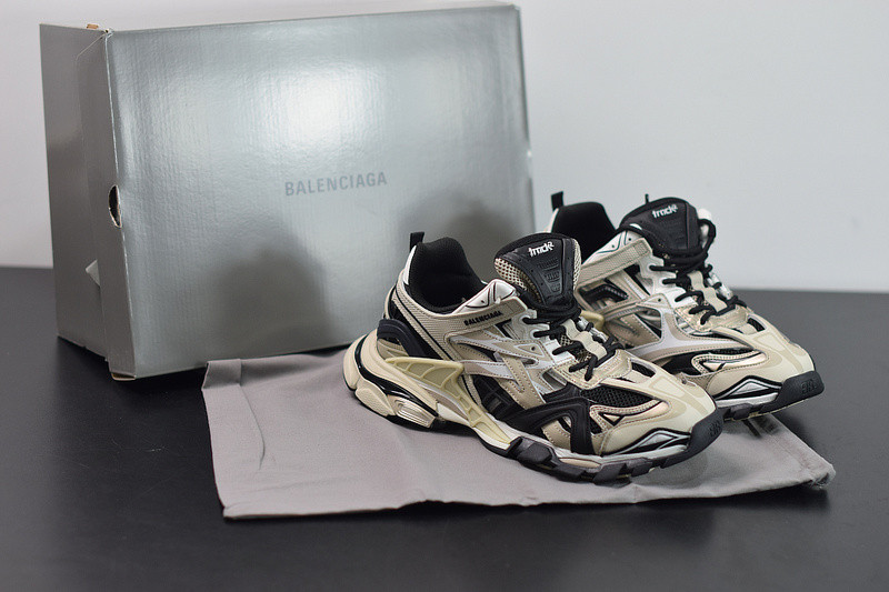 bc track sneaker