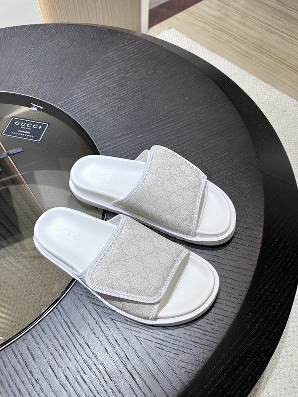 g*u*i sandals