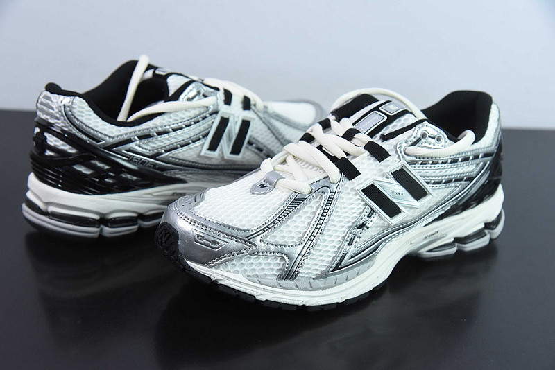 NEW BALANCE SNEAKER