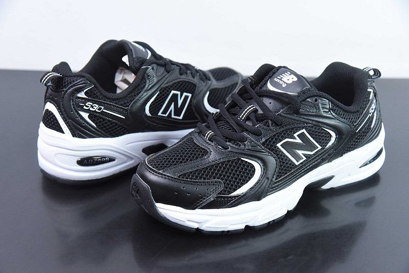 NEW BALANCE SNEAKER