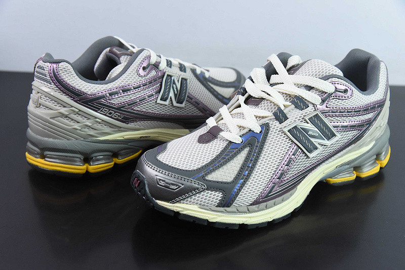 NEW BALANCE SNEAKER