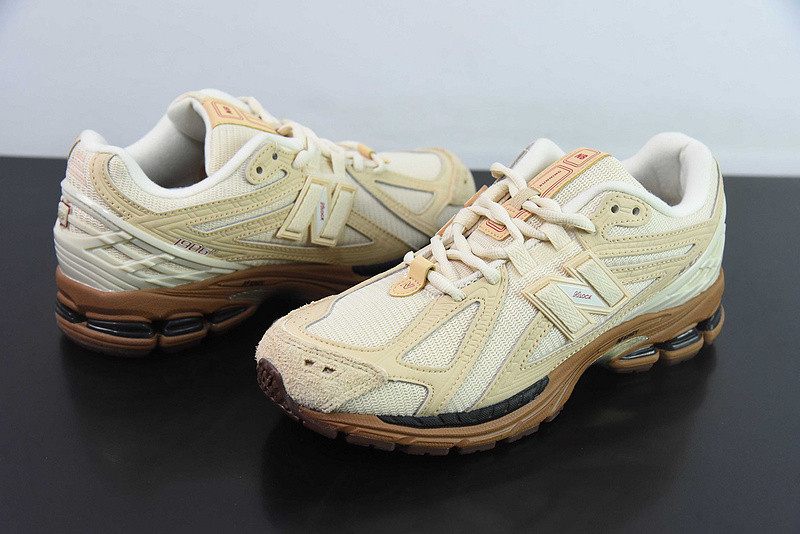 NEW BALANCE SNEAKER