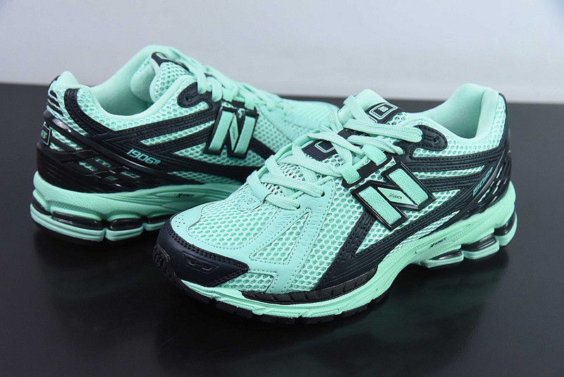 NEW BALANCE SNEAKER