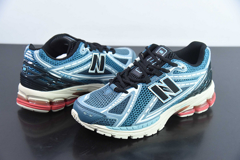 NEW BALANCE SNEAKER