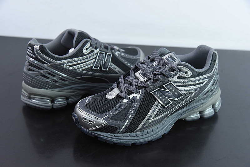 NEW BALANCE SNEAKER