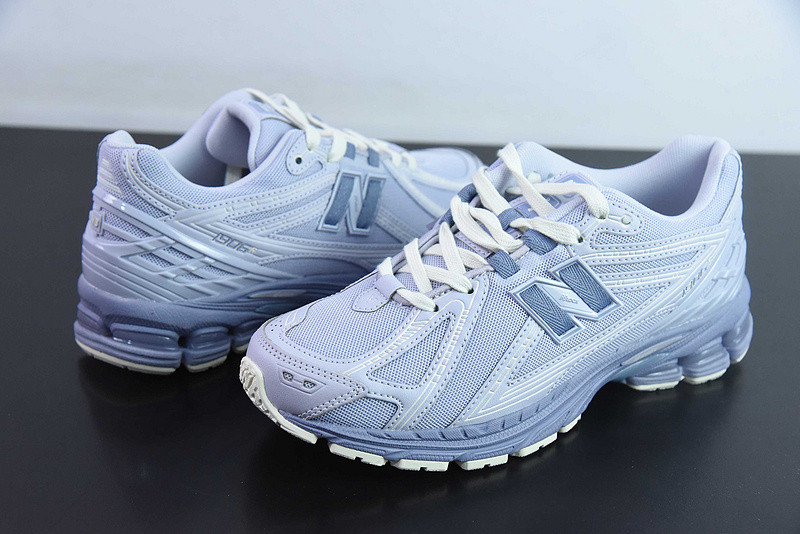 NEW BALANCE SNEAKER