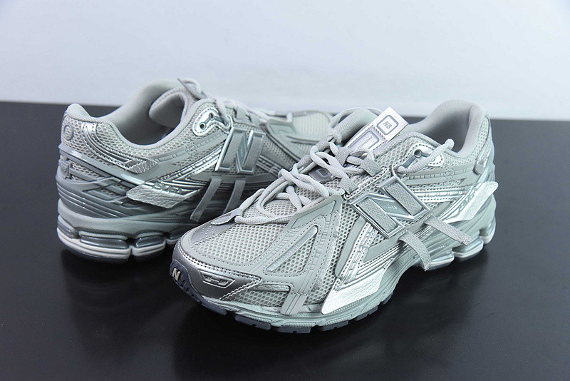 NEW BALANCE SNEAKER