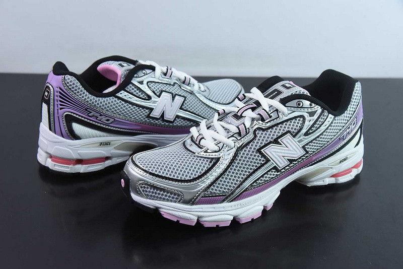 NEW BALANCE SNEAKER