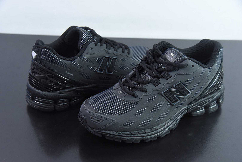 NEW BALANCE SNEAKER