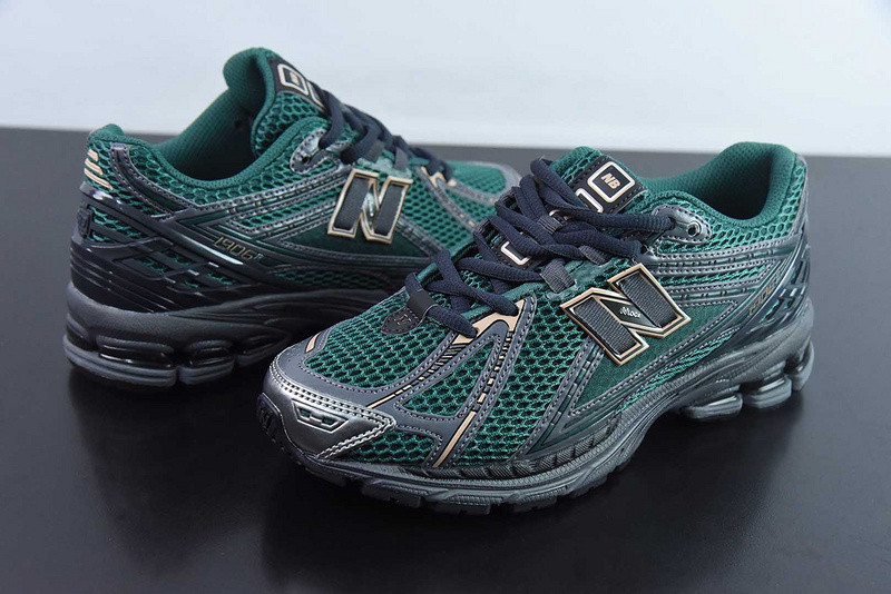 NEW BALANCE SNEAKER