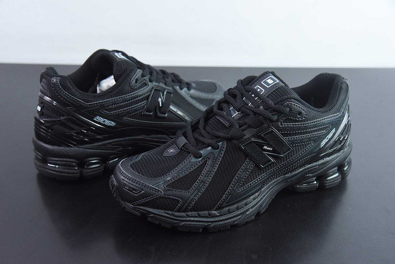 NEW BALANCE SNEAKER