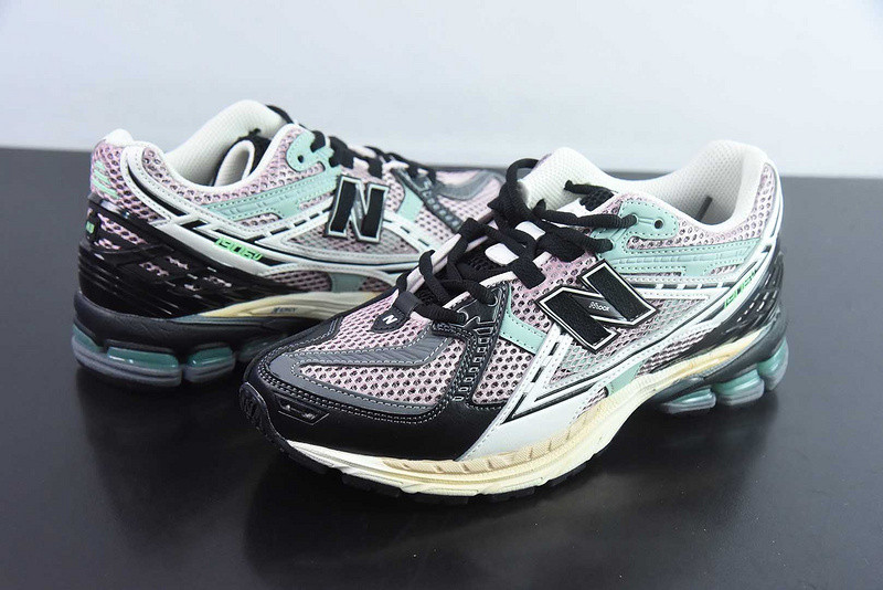 NEW BALANCE SNEAKER