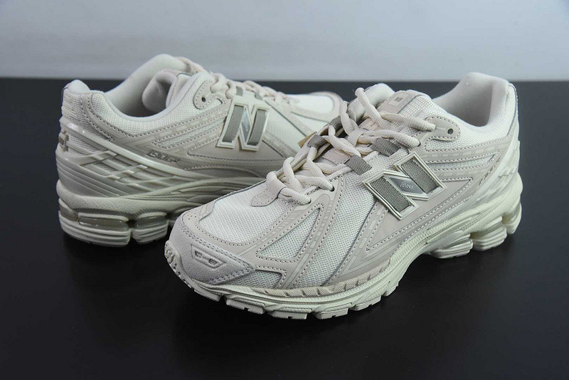 NEW BALANCE SNEAKER