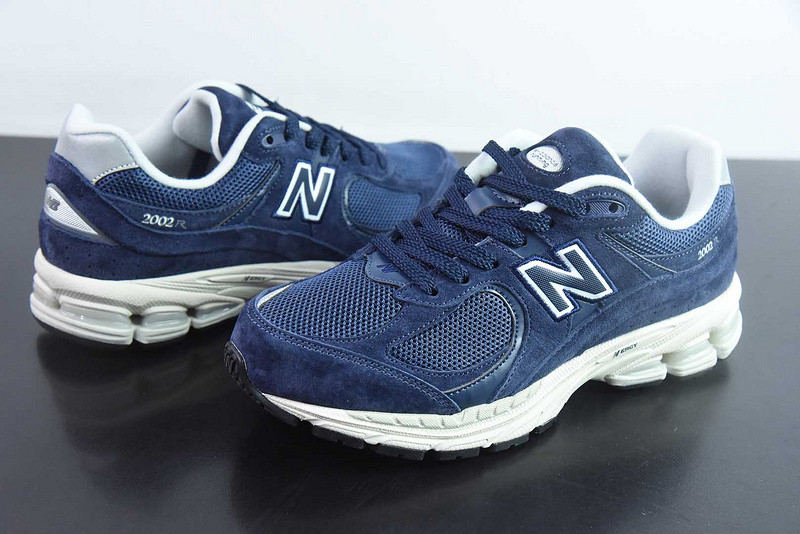 NEW BALANCE SNEAKER