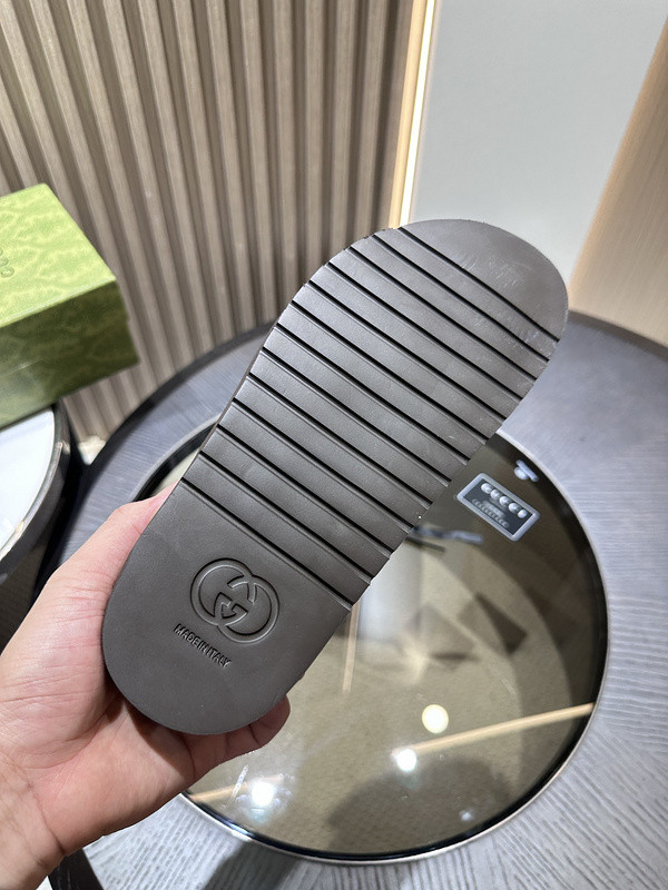 g*u*i sandals