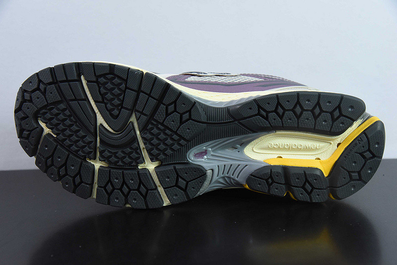 NEW BALANCE SNEAKER