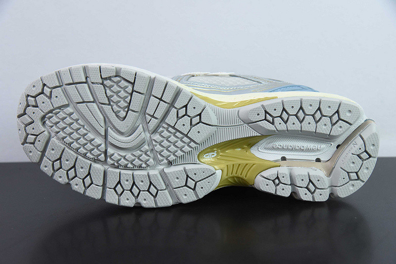 NEW BALANCE SNEAKER