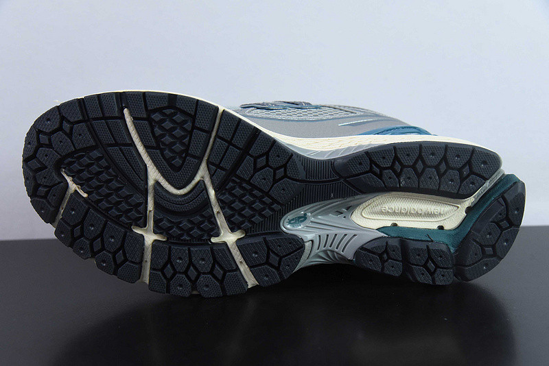 NEW BALANCE SNEAKER