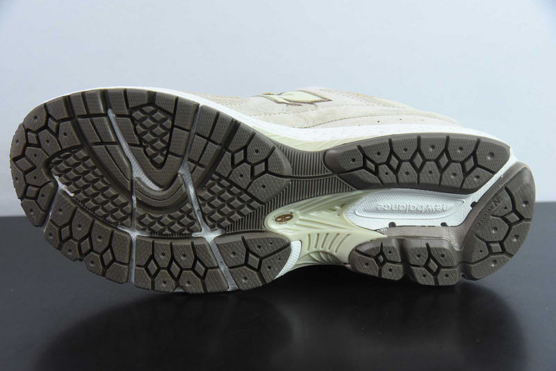 NEW BALANCE SNEAKER