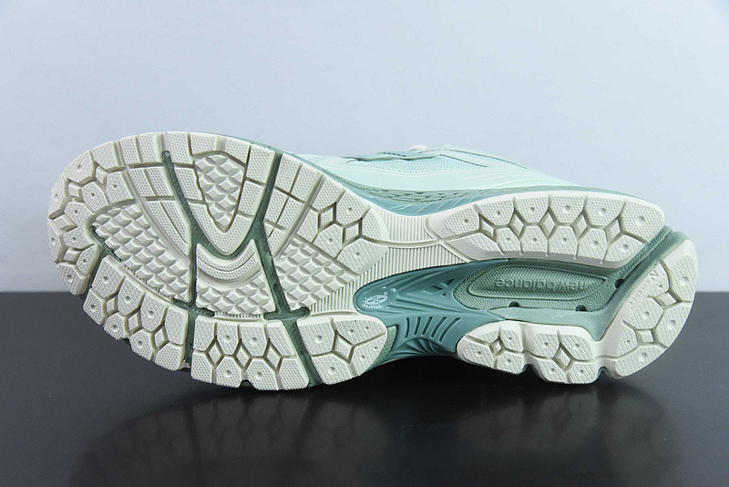 NEW BALANCE SNEAKER