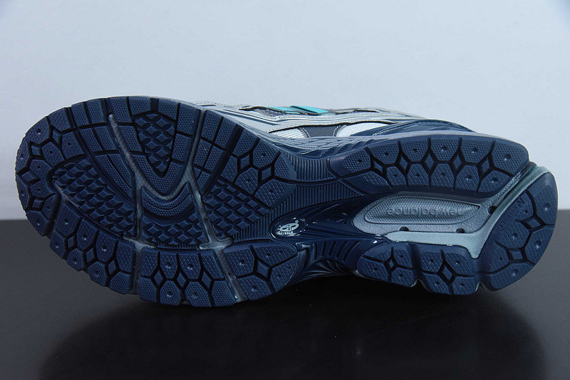 NEW BALANCE SNEAKER