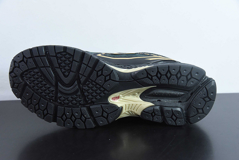 NEW BALANCE SNEAKER